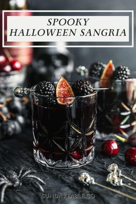 Halloween Sangria, Easy Halloween Cocktails, Halloween Themed Drinks, Easy Mixed Drinks, Easy Alcoholic Drinks, Halloween Drinks Alcohol, Fruity Wine, Halloween Punch, Halloween Cocktail