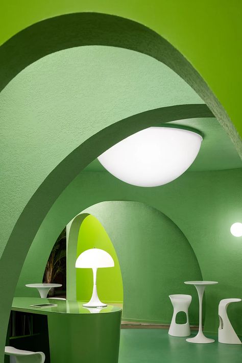 bright green walls and organic shapes form 'space age' style hair salon in beijing 70s Futuristic, Retro Futurism Interior, Space Age Interior, Space Age Aesthetic, Curved Reception Desk, Space Hotel, 70s Interior, Hair Salon Interior, Pale Wood