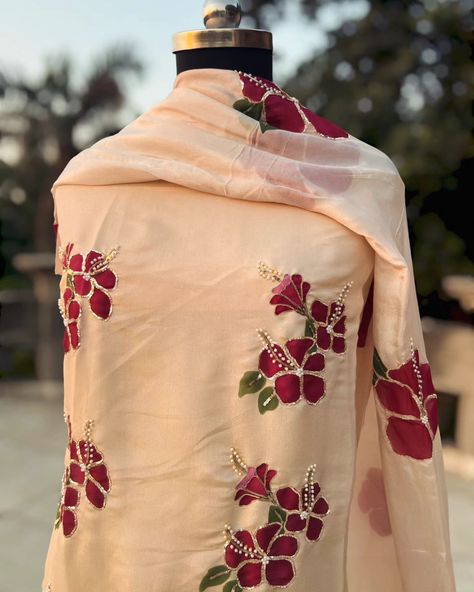 Radiating golden elegance with a touch of nature's beauty 🌺 Hibiscus florals handpainted on light golden semi silk suit with taby silk dupatta. Florals are enhanced with hand embroidery all over kurta and dupatta. Shop now @inaayatbyaastha DM or comment for more queries. #inaayatbyaastha #handpaintedsuits #fuschiapink #handpainteddupatta #handpainteddupattas #fashionlovers #trousseaushopping #giftideas #punjabisuits #organzadupatta #crepesuit #floralsuit #floraldupatta #shoplocal #smallbu... Painting On Dresses Design, Painting Ideas On Dress, Fabric Painting Dress, Hand Painted Kurtis, Hand Painted Suits Designs, Hand Painted Kurti Designs, Floral Fabric Painting, Paint Suit Designs, Paintings On Clothes