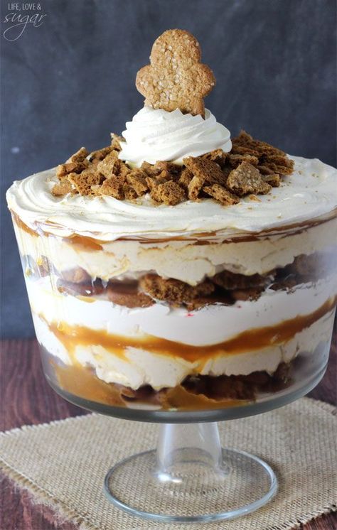 Gingerbread Cheesecake Trifle - layers of gingerbread, no bake gingerbread cheesecake, caramel and whipped cream! Caramel Trifle, Gingerbread Dessert Recipes, Whipped Caramel, Cheesecake Christmas, Christmas Trifle Recipes, Gingerbread Trifle, Desserts Nutella, Life Love And Sugar, Gingerbread Dessert