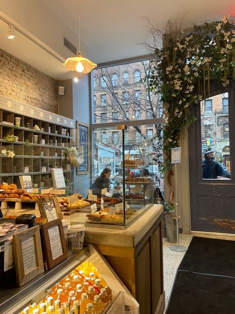 Cafe Aesthetic New York, Cafe Nyc Aesthetic, Cafe Inspo Aesthetic, Nyc Bakery Aesthetic, Nyc Cafe Interior, City Cafe Aesthetic, Coffeeshop Aesthetic Cozy, New York Cafes, Nyc Coffee Shop Aesthetic