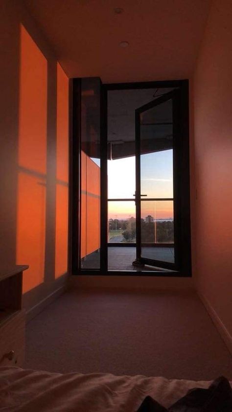 Wallpaper Estetika, Sunset Light, Orange Aesthetic, Aesthetic Rooms, Window View, Through The Window, Aesthetic Bedroom, Honeydew, New Wall