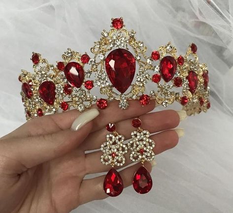 Red And Gold Crown, Red Quince Theme, Quince Jewelry, Red And Gold Quince, Quince Crown, Accessories Layering, Red Tiara, Red Quinceanera Ideas, Tiara Royal