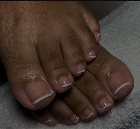 French Pedicure Short Toenails, Natural French Tip Pedicure, Short French Tip Pedicure, French Tip Nails Toes Simple, Gel Pedicure French Tip, French Tip Toes Without Acrylic, Regular Polish Pedicure, Short French Pedicure, Minimalist Nails Pedicure