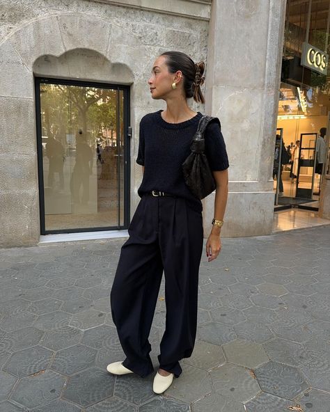 BLANCA ARIMANY | Paseando con @lucas_prada_ 🍦with matching outfit ahaah Who copies whom? - #couples #fashion #barcelona #pinterestaesthetic… | Instagram Spanish Outfits Street Style, Barcelona Outfits, Chica Chola, Spanish Outfits, Dinner Outfit Casual, Couples Fashion, European Street Style, Latina Outfits, Estilo Indie