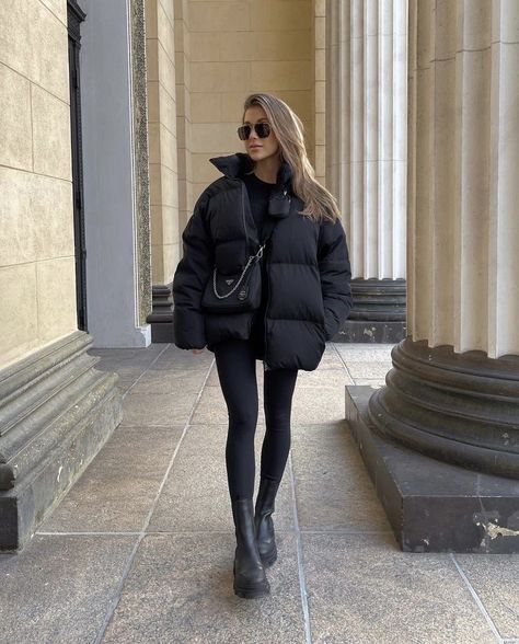 Outfit inspo trend neutral Parisian minimalist minimal street wear winter ideas La Winter Outfits Casual, Nyc Street Fashion Winter, Mode Monochrome, Mode Gossip Girl, Winter Fashion Outfits Casual, Cold Outfits, Looks Street Style, Mode Inspo, Outfit Inspo Fall