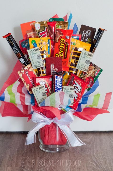 5 candy bouquets that are not only an easy DIY craft but a great homemade gift. Candy Bar Gifts, Candy Bar Bouquet, Diy Candy Bar, Chocolate Candy Bars, Gift Card Bouquet, Gift Card Presentation, Candy Arrangements, Candy Gift Baskets, Candy Bouquet Diy