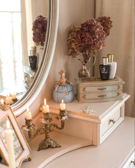 Posh Room Aesthetic, Light Pink Room Aesthetic Vintage, Vintage Parisian Aesthetic Bedroom, Bridgerton Theme Bedroom, Old Money Room Aesthetic Decor, Vintage French Room Aesthetic, Regency Room Decor, Baroque Bedroom Aesthetic, Bridgerton Inspired Home Decor