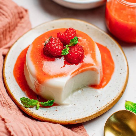 Vegan Panacotta Recipe, Vegan Panna Cotta, Panna Cotta Recipe, Raspberry Sauce, Low Calorie Desserts, Fruity Desserts, Small Desserts, Vegan Dessert, Homemade Vanilla