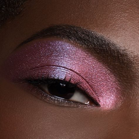 An easy two-step, vibrant glam eye using the Rosy Glam quad: 1. Swipe shade RG3 all over the lid with the E 4 Brush. 2. Press shade RG2 onto the outer corner of your lid with your fingertip. Soft Purple Makeup, Barbie Shoot, Christmas Beetle, Effortless Makeup, Makeup Things, Eye Products, Makeup By Mario, Pro Art, Rose Gold Makeup