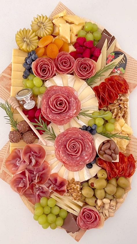 Instagram Antipasto Platter Ideas Presentation, Cuterie Board Ideas, Meat Charcuterie Board Ideas, Basic Charcuterie Board, Cheese Board Design, Charcuterie Board Designs, Charcuterie Board Design, Fancy Cheese Board, Charcuterie Board Display