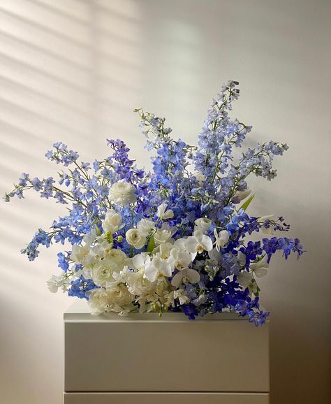 I often struggle with what to do with leftover flowers after an event. They usually end up scattered throughout my home (or in the trash 😔), but this morning I decided to repurpose them into this cloud of flowers. It brings me joy to see them have a second life 🤍 Blue And White Flower Arrangements, Statement Arrangement, Indigo Flower, White Flower Arrangements, Blue And White Flowers, White Carnation, Floral Design Studio, Lavender Floral, Aesthetic Rooms