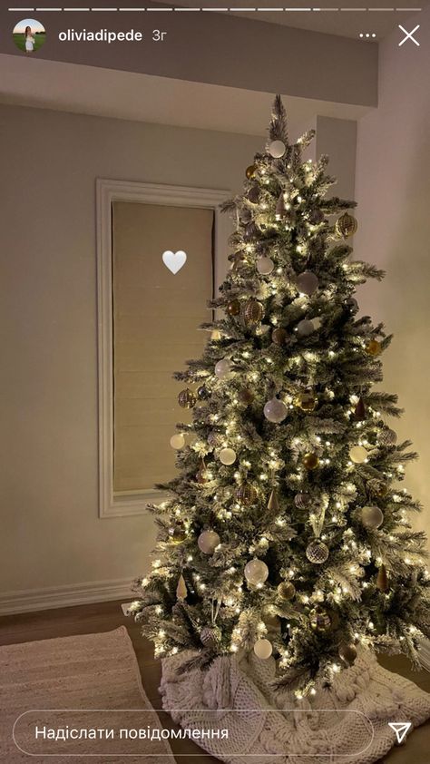 Christmas Tree Astethic, Aesthetic Christmas Tree White, White Christmas Tree Aesthetic, Christmas Aesthetic White And Gold, Christmas Tree With Fake Snow, Christmas Tree Ideas White, Christmas Tree Ideas Simple, Snowy Christmas Tree Aesthetic, Cristmass Aesthetic Room