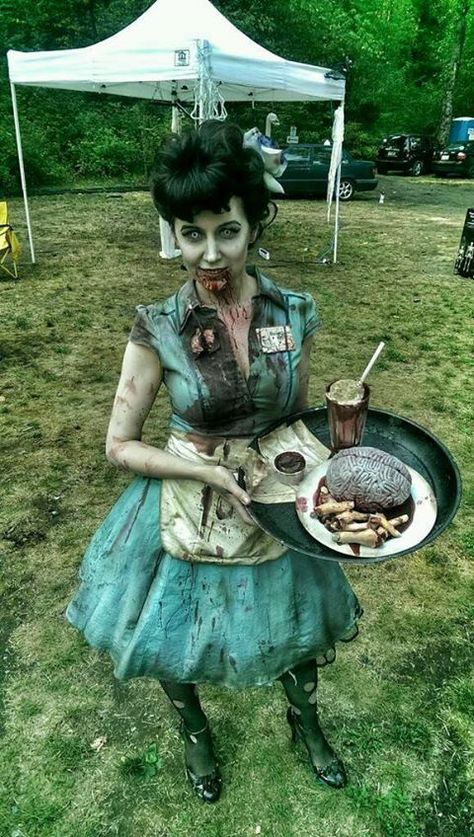 Halloween zombie 50's waitress costume. Zombie Make Up, Makeup Zombie, Meme Costume, Halloweenský Makeup, Effects Makeup, Zombie Walk, Diy Kostüm, Zombie Party, Zombie Makeup