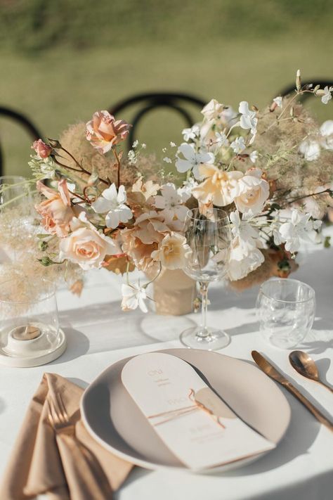 Midsummer Wedding, Peach Wedding Colors, Peach Wedding Bouquet, Tafel Decor, Wedding Color Combos, Champagne Bridesmaid Dresses, Champagne Bridesmaid, Wedding Tablescape, Natural Decor