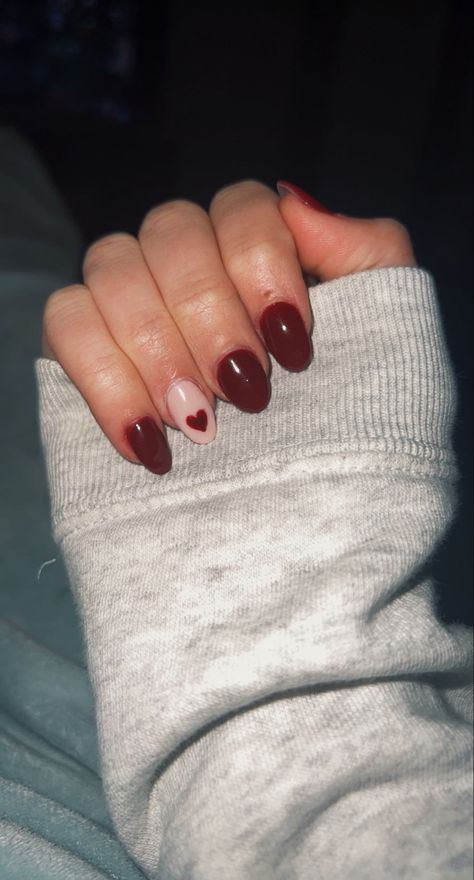 Hoco Nails For Burgundy Dress, Burgundy Nails With Heart Design, Mehroon Nails Art, Maroon Nails Simple, Nails To Go With Wine Color Dress, Short Maroon Nails With Design, Prom Nails For Maroon Dress, Maroon Nails Design Short, Wine And White Nails