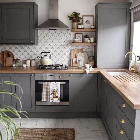 When it comes to kitchen ideas in shades of grey, consider every surface, from walls to worktops and everything in between. For subtle contrast, two different shades of the same calm colour tend to work better on cabinetry than three or four, which can look like a design mistake. Серая Кухня, Grey Kitchen Designs, Cosy Kitchen, Grey Kitchen Cabinets, Dark Cabinets, Grey Kitchens, Kitchen Room Design, Kitchen Units, Kitchen Inspiration Design