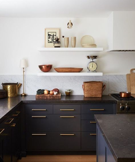 Dark Countertops, Cabinet Remodel, Interior Vintage, Classic Kitchen, Interior Modern, Upper Cabinets, Black Kitchen, Kitchen Trends, Black Cabinets