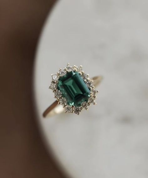 Antique Emerald Engagement Ring, Emerald Ring Design, Plain Gold Bangles, Colored Stone Engagement Rings, Emerald Engagement Ring Green, Cute Promise Rings, Vintage Inspired Engagement Rings, Cute Engagement Rings, Future Engagement Rings