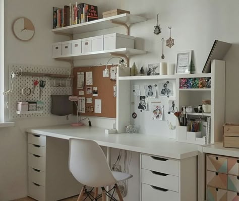 Dorm Desk Ideas, Organization Dorm, Desk Organization Ideas, Small Dorm, Dorm Desk, College Dorm Desk, Study Desk Decor, Dorm Room Ideas, Desk Inspiration