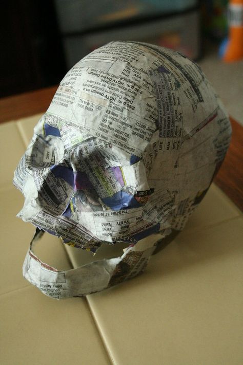 Paper Mache Skull, Diy Skulls, Paper Mache Projects, Cheap Halloween Decorations, Paper Mache Mask, Halloween Decor Diy, Making Paper Mache, Mascaras Halloween, Skull Crafts