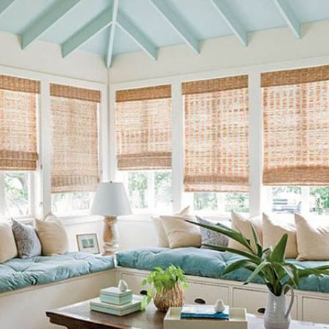 25 Coastal And Beach-Inspired Sunroom Design Ideas | DigsDigs Classic Southern Home, Sunroom Decorating, Florida Room, Corner Decor, Modern Interior Decor, Built In Furniture, Versace Home, Sunrooms, Classic Southern