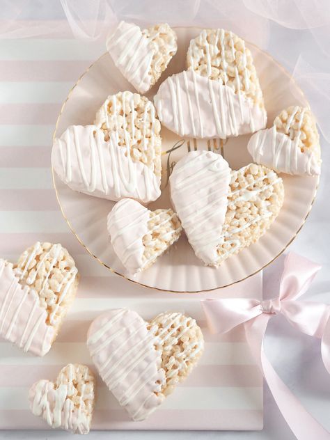 Desserts Engagement Party, Bridal Shower Sweets Ideas, Ice Cream Shaped Cake Pops, Wedding Themed Desserts, Heart Themed Desserts, White Bridal Shower Food, Heart Baby Shower Theme, Girly Bridal Shower Ideas, Engagement Treats