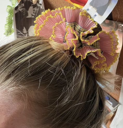 Good Squish Scrunchie, Good Squish, Vintage Scrunchies, Scrunchie Outfit, Unique Scrunchies, Outfits Moodboard, Aesthetic Hairstyle, Summer Date Night Outfit, Hadid Fashion