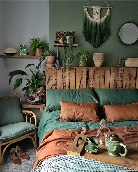 Forest green & Terracotta. Beautiful Match!!! follow me on my blog. https://blog.pianetadonna.it/anomaj/io-resto-a-casa/ Ph. Ig. Sixat21 Bohemian Bedrooms, Green Bedroom Decor, Brown Bedroom, Bohemian Bedroom Decor, Bedroom Decor Design, Redecorate Bedroom, Green Rooms, Bedroom Green, Room Inspiration Bedroom