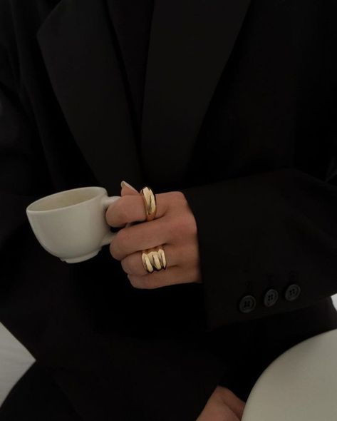 Mode Dope, Bold Rings, Classy Aesthetic, Jairzinho, Foto Ideas Instagram, Jewelry Photography, 가을 패션, Classic Ring, Jewelry Inspo