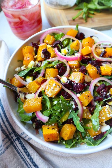 white bowl with arugula, pickled red onion, beet, butternut squash, feta Healthy Fall Salads, Beetroot And Feta Salad, Easy Fall Dinner, Easy Fall Dinner Recipes, Pumpkin Chili Recipe, Easy Fall Dinners, Healthy Butternut Squash, Fall Salad, Butternut Squash Salad