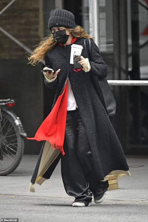 Olsen Style, Olsen Twins Style, New York Weather, Kate Olsen, Red Wool Coat, Mary Kate Ashley, Olsen Twins, Mary Kate Olsen, Ashley Olsen