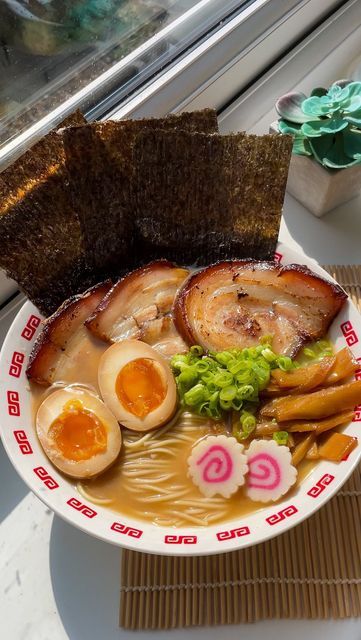 Miso Tonkotsu Ramen, Ramen Bowls Aesthetic, Healthy Spicy Ramen, Me As Food, Yummy Food Ramen, Spicy Ramen Bowl, Toppoki Recipe Korea, Ramen Noodle Aesthetic, Ramen Bowl Aesthetic