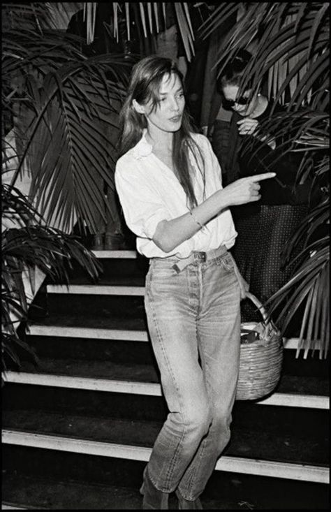 Jane birkin style ... Jane Birken, Celebrity Jeans, Jane Birkin Basket, Jane Birkin Style, Bianca Jagger, Woman Walking, Jeanne Damas, Style Français, French Girl Style