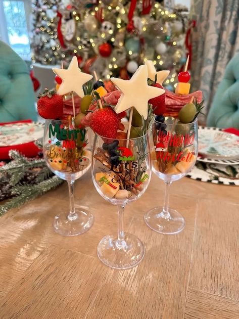 Wine Charcuterie Cups @walmart holiday ideas under $10 #WalmartPartner #LTKHoliday#LTKSeasonal#LTKunder50 Buffet Halloween, Christmas Catering, Individual Appetizers, Ultra Mini Boots, Charcuterie Cups, Halloween Buffet, 12 Days Of Xmas, Staff Party, Mini Boots