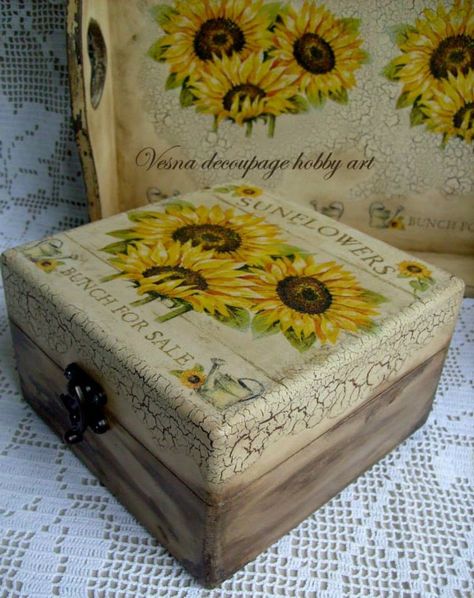 Handmade Gifts For Boyfriend, Boyfriend Gift Basket, Decoupage Wood, Decoupage Tray, Decoupage Diy, Decoupage Furniture, Decoupage Box, Decoupage Ideas, Decoupage Art