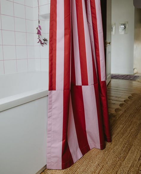 Shower Curtain Preppy, Red Shower Curtain, Pink And Red Shower Curtain, 80s Shower Curtains, Pink Retro Shower Curtain, Bathroom Red, Striped Curtains, Striped Shower Curtains, Living Room Lounge