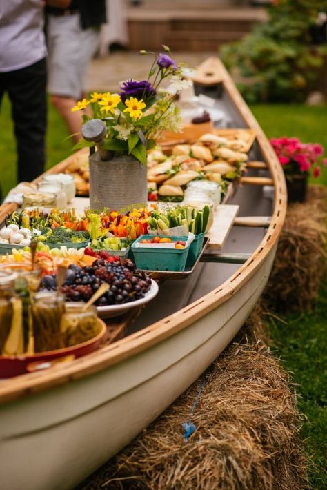 How to set up an outdoor buffet in a canoe - Simple Bites Tv Snacks, Backyard Wedding Food, Backyard Party Food, Wedding Food Bars, Buffet Wedding Reception, Diy Wedding Food, Outdoor Buffet, Wedding Buffet Food, Buffet Tv