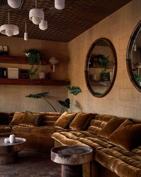 Brown Couch Living Room, 70s Interior, Casa Vintage, Style Deco, Design Del Prodotto, Living Room Inspo, A Living Room, Couches Living Room, Dream House Decor