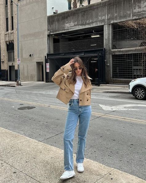 Spring Outfits Trench Coat, Styling Cropped Trench Coat, Style With Trench Coat, How To Style In Winter, Spring Outfits With Jackets, Cropped Trench Coat Outfit 2023, Spring Outfits Coat, Daily Winter Outfits Casual, Fall Outfit Styling