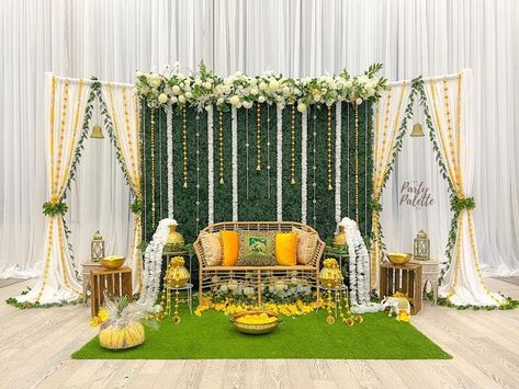 Wedding Mehndi Decoration Ideas, Mehndi Mandap Decoration, Mehndi Decoration Ideas Outdoor, Mehndi Backdrop Decor, Haldi Mehndi Backdrop, Mehendi Decor Simple, Henna Night Backdrop, Pakistani Wedding Decoration Mehndi, Mehandi Decor Ideas