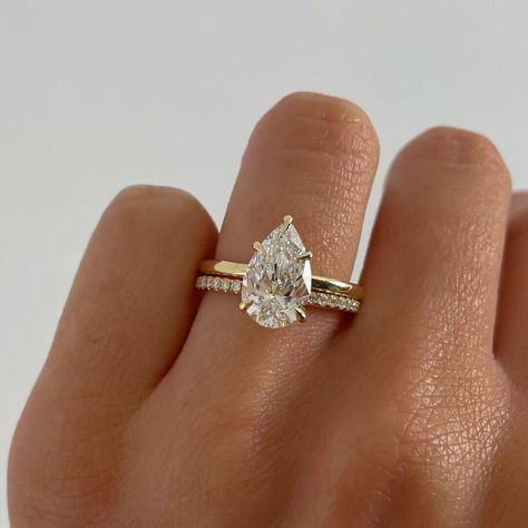 Solitaire Engagement Ring Set, Wedding Rings Teardrop, Solitaire Engagement Ring Settings, Pretty Engagement Rings, Wedding Ring Shapes, Anniversary Rings For Her, Pear Diamond Engagement Ring, Pear Cut Engagement Rings, Cute Engagement Rings