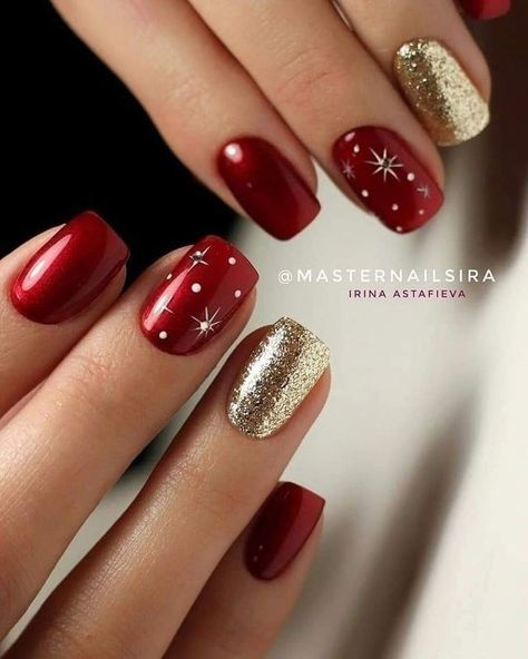 Discover easy and festive simple Christmas nail designs perfect for beginners, with tips for short nails and holiday parties. Karwachauth Nail Ideas, Christmas Manicure Nails, Hairstylist Nails Ideas, Dark Red Winter Nails, Christmas Fingernail Ideas, Christmas Nails 2024 Short, Kerstnagels Glitter, Gel Manicure Christmas, Red Nails With Gold Glitter