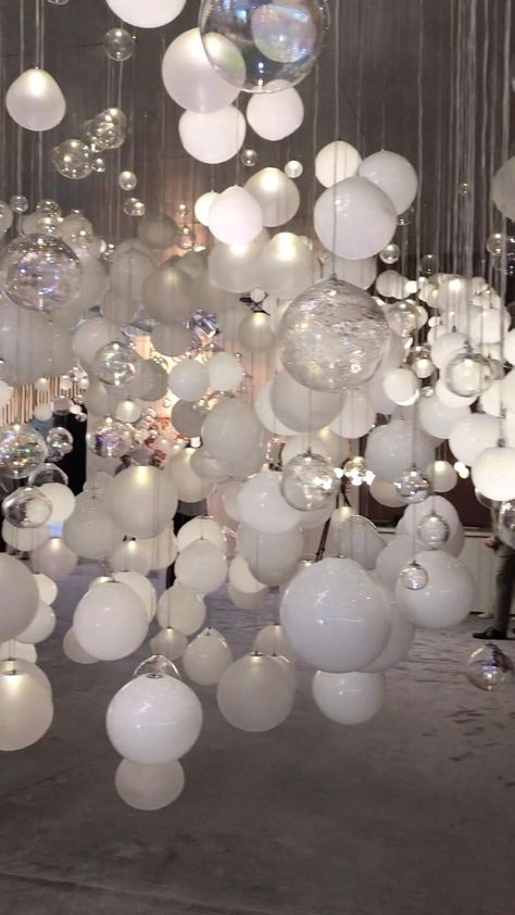 Luxury Birthday Party, White Party Decorations, Decoration Vitrine, Idee Babyshower, 달력 디자인, Wreath Candy, Luxury Birthday, Candy Land Christmas Decorations, All White Party