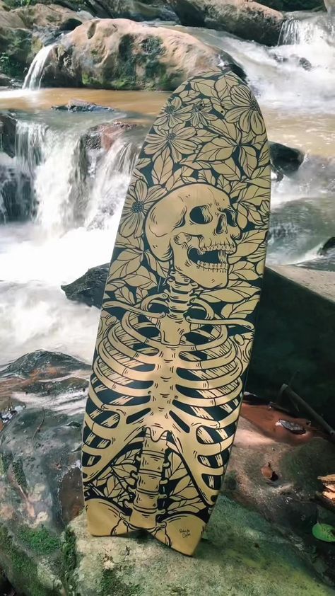 Shape de skate personalizado 🖤#customskateboard #art #skateboardart #painting #handmade Skateboard Designs Art, Skate Board Designs Ideas, Skateboard Custom Design, Skateboard Design Diy Paint, Skate Board Painting Idea, Painting Skateboards, Skate Deck Art Ideas, Longboard Painting Ideas, Skateboard Painting Ideas