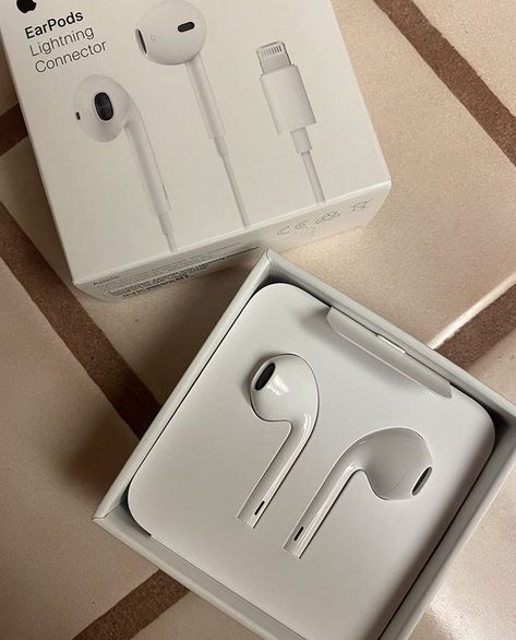 Airpods Aesthetic, Headphone Aesthetic, Aesthetic Airpods, Iphone Earbuds, Iphone Earphones, Apple Earpods, Apple Earphones, Iphone Headphones, Airpod Pro Case