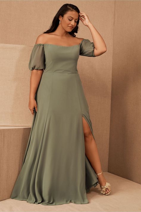 The voluminous off-the-shoulder sleeves of this Jenny Yoo bridesmaid dress adds a trendy touch to this timeless gown. Feel free to mix with floral prints and pastel shades for a romantic spring wedding. Here are more bridesmaid dress trends to know this year. // Photo: BHLDN Plus Size Maid Of Honor Dress Wedding, Formal Wedding Guest Dress Winter Plus Size, Plus Size Maid Of Honor Dress, Plus Size Spring Dresses, Guest Ideas, Maid Of Honour Dresses, Dress Colors, Gown Plus Size, Plus Size Bridesmaid