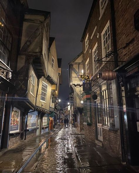 Experience Yorkshire on Instagram: "A very happy Halloween from two of the spookiest places in Yorkshire - York and Whitby 🎃 👻 The International Ghost Research Foundation declared York the most haunted city in Europe due to its bloodstained history and 500 hauntings within the city walls! Where could be more spooky than Whitby - providing the inspiration and backdrop for Bram Stoker’s legendary book - Dracula 🧛‍♂️. Visit and see if you can spot his grave in the churchyard! . . . . #hallowe Gothic Cities, Haunted Town, City Of Ghosts, Edinburgh Halloween, Halloween Edinburgh, Ghost Town Aesthetic, Haunted House Aesthetic, Yorkshire Ghost Merchant, Haunted London