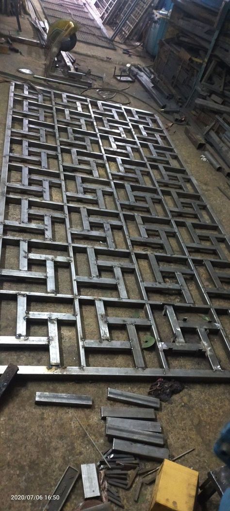 Welding Grill Design, Window Grill Design Modern Houses, Iron Window Grill, Metal Gates Design, Home Window Grill Design, Porte In Ferro, Gate Garden, Welding Design, Window Grill Design Modern