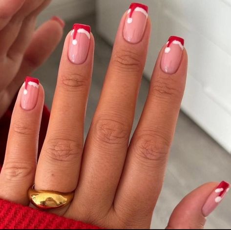 Red christmas nails - santa hat nails Short Nails Inspo Christmas, Gel Nails Ideas Christmas Simple, Cute Xmas Nails Simple, Short Nails For Teens, Christmas Nails For Teens, Christmas Beach Nails, Simple Christmas Acrylic Nails, Xmas Nails Simple, Pink Xmas Nails